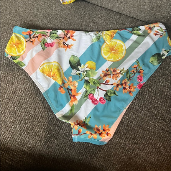 Cupshe Bikini Set - Picture 6 of 10